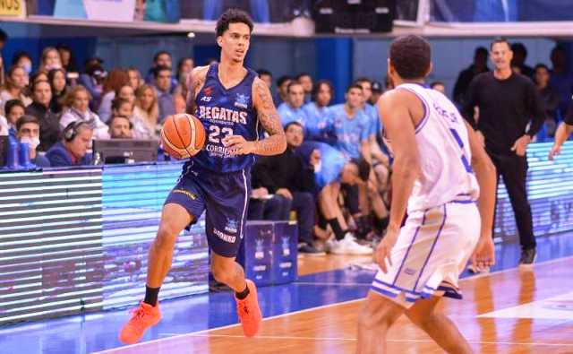Gran noche de los chaqueños Corbalán y Espinoza en la derrota de Riachuelo
