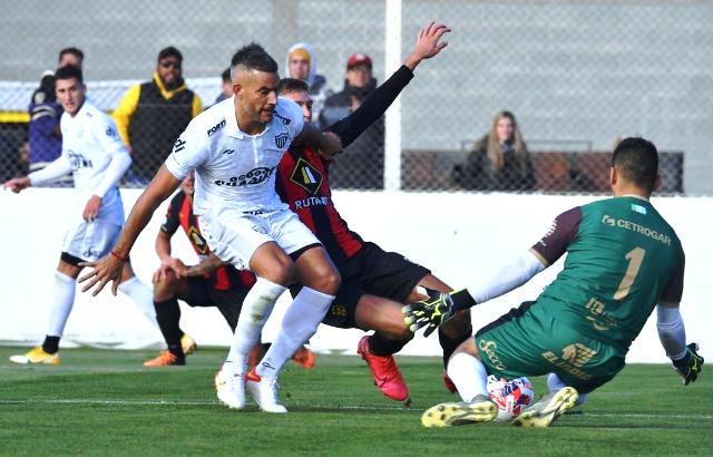 Madryn se quedó con los tres puntos con el invicto de For Ever