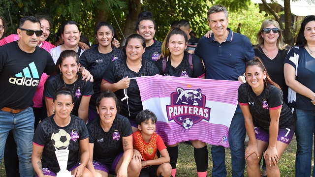 Colonia Popular: El Gobernador acompaño campeonato de futbol regional mixto  