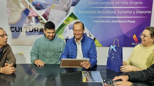 El Intendente Papp entrego un reconocimiento a Juan Manuel Mourglia 