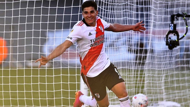 River, ante su gente y con una gran tarde de Álvarez, venció a Boca y es puntero