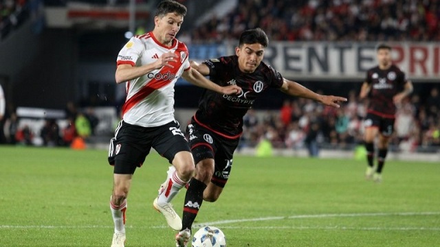En el final, Huracán golpeó a River en el Monumental y salió del descenso