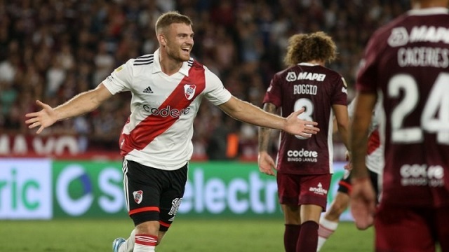 En un partido con mucha polémica, River venció a Lanús y se sube a la cima del torneo