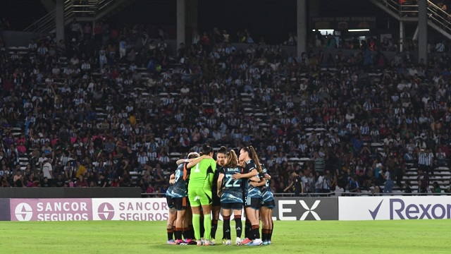 Récord histórico: la Selección femenina disputó un partido con 31.800 hinchas en el Kempes