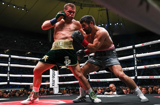 Canelo derrotó a Ryder para defender sus coronas supermediano