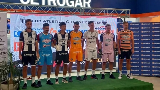 For Ever presentó sus nuevas camisetas de cara a su debut en la Primera Nacional