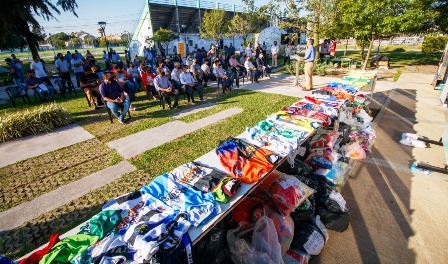 Capitanich entregó indumentaria y elementos a 23 Clubes de la Liga Chaqueña de Fútbol 