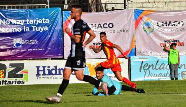 Federal A: Sarmiento se quedó con el clásico chaqueño, bajó de la cima a For Ever y lo dejó sin invicto