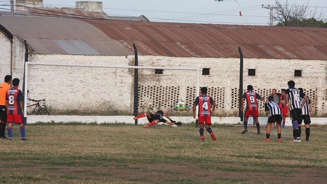 Alvear pagó caro las desinteligencias defensivas y cayó de local