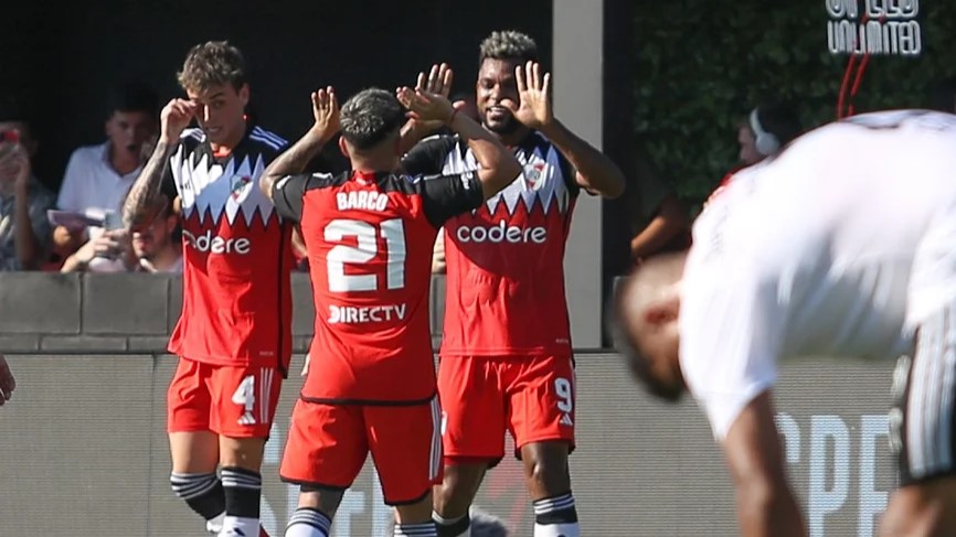 River goleó a Riestra y se subió a lo más alto de la Zona A