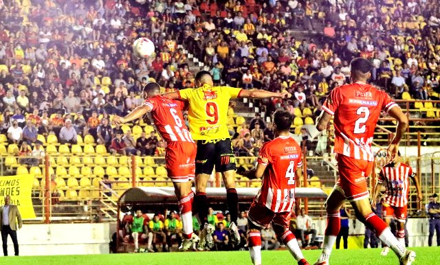 Federal A: Sarmiento y un empate con sabor a poco en el Centenario frente a Atlético Paraná