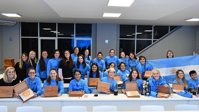 Jugadoras de la Selección Femenina de fútbol recibieron banderas argentinas previo a viajar al Mundial