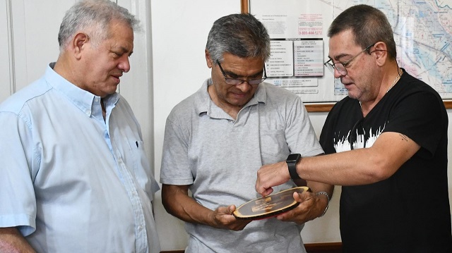 Con un presente fue recibido en el Municipio Orlando "El Negro" Salinas, una gloria del bàsquet Villangelense 