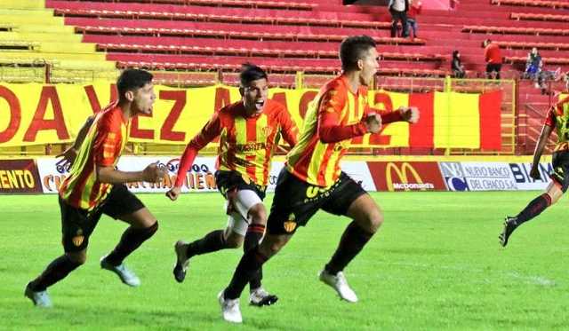 Federal A: Con un jugador menos, Sarmiento volvió a ganar en el Centenario