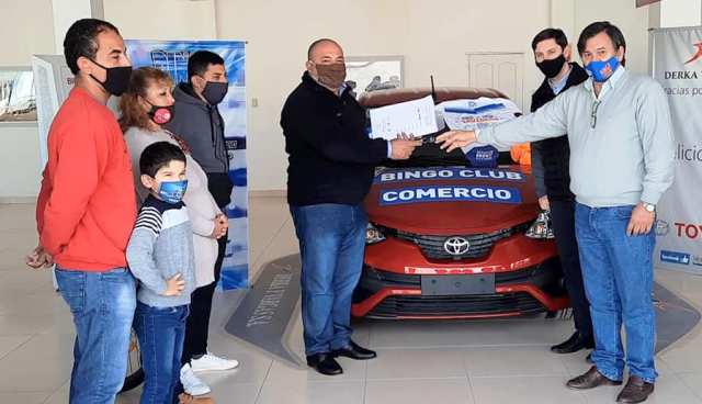El Suboficial Mayor Mario Delgado se llevó a General Pinedo el Toyota Etios que ganó en el Bingo de Comercio  