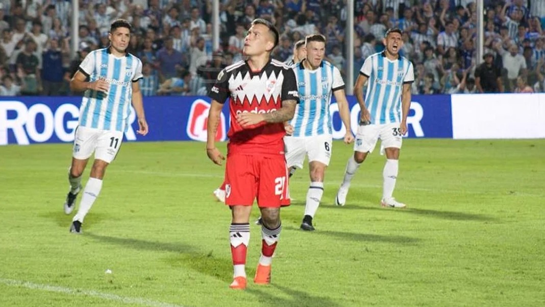 Barco falló dos penales y River apenas rescató un empate ante Atlético Tucumán por la Copa de la Liga