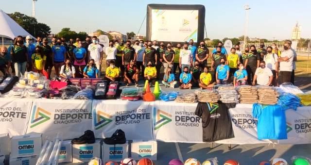 Entrega de Indumentarias y Elementos Deportivos al personal del Instituto del Deporte Chaqueño 