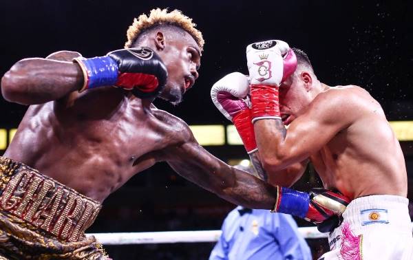 Jermell Charlo noqueó en el decimo a Castaño en una "guerra" en Carson