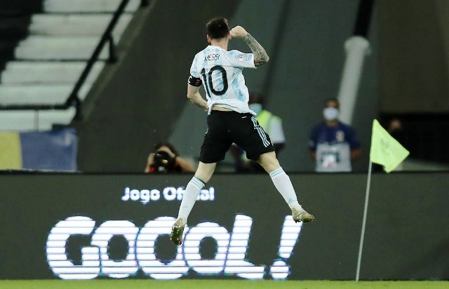 Argentina mostró dos caras de su juego y empató ante Chile en el debut