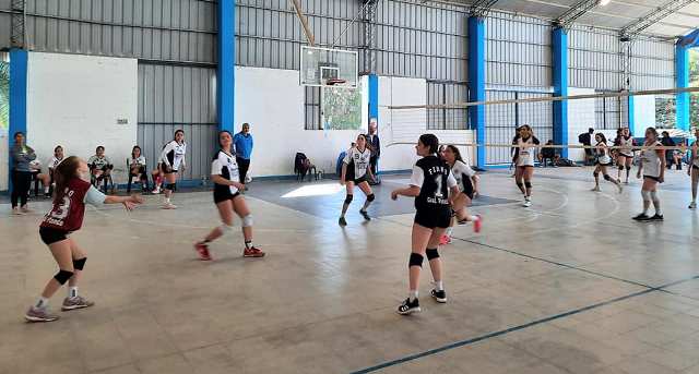 Con éxito se jugó en el Club Comercio la 1° fecha del Asociativo de Vóley  
