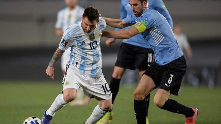 Argentina recibe a Uruguay en La Bombonera en busca de mantener el invicto