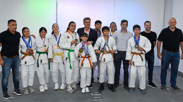 El Deporte como ejemplo: El Gobernador Zdero reconoci&oacute; el desempe&ntilde;o de j&oacute;venes Chaque&ntilde;os de diferentes disciplinas