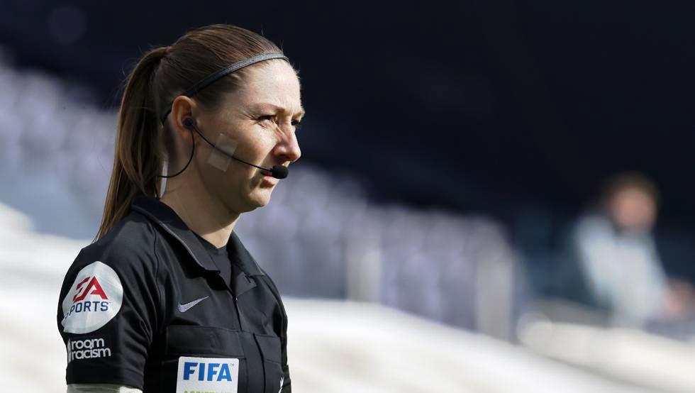 Cortan más de 100 veces un partido para no mostrar las piernas de la árbitro asistente