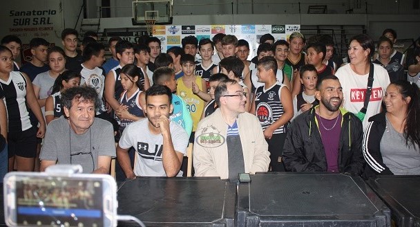 El Club Alvear presentó a los Profes del Básquet y Vóley formativo