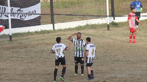 Alvear no aprovecho las que tuvo y Progre se lo empato