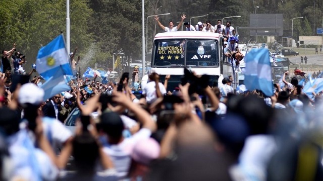 Qatar 2022: Revolución por los campeones del mundo: cinco millones de hinchas celebraron en una fiesta con final imprevisto