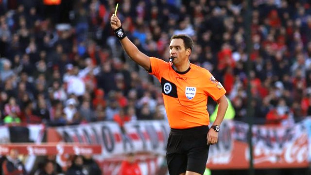 La Copa América tendrá árbitros europeos por primera vez en su historia y Fernando Rapallini dirigirá la Eurocopa