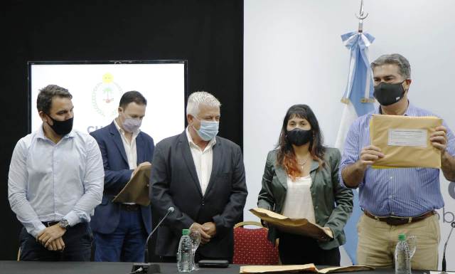 Capitanich encabezó la apertura de sobres para la construcción del Microestadio en Coronel Du Graty