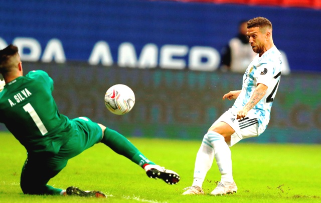 Con una actuación que fue de mayor a menor, Argentina venció a Paraguay y lidera el Grupo A de la Copa América