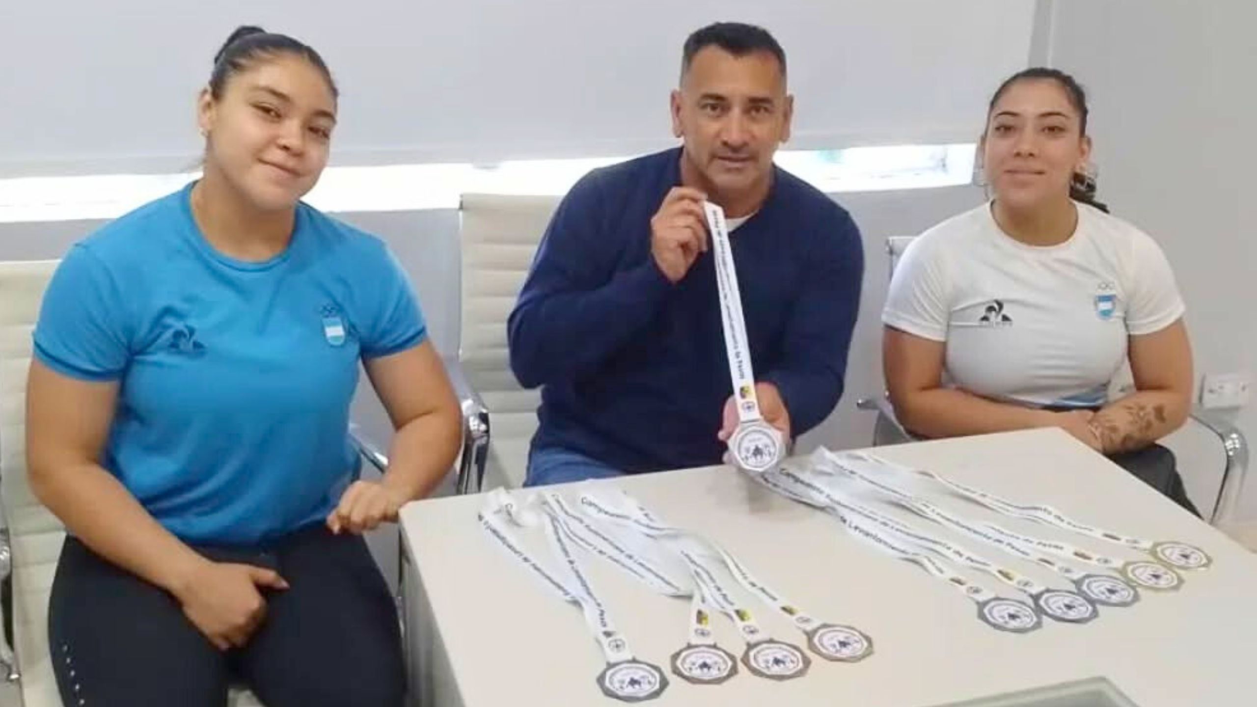 Las pesistas olímpicas Milena Ayala y Jazmín Travesani visitaron el Jaime Zapata 