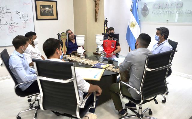Chaqueños campeones y subcampeones de motociclismo a nivel nacional llevaron sus experiencias al gobernador