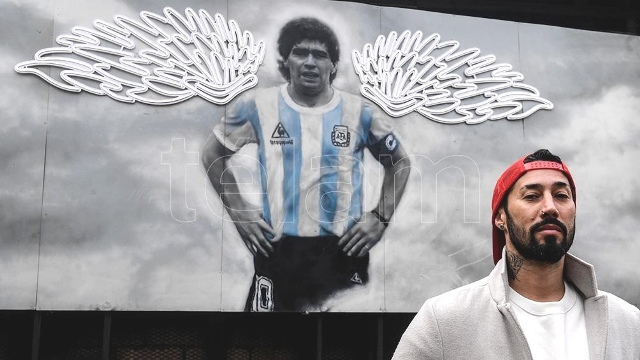 Medio año sin Diego: la "mano de Dios" del artista que lo eterniza en las paredes porteñas