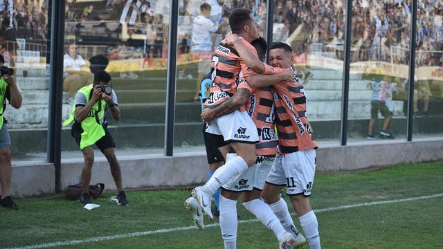 Con un agónico triunfo, For Ever se sigue aferrando a la Primera Nacional