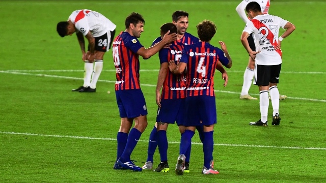 Liga Profesional: San Lorenzo, a pura eficacia y amparado por Torrico, sorprendió a River