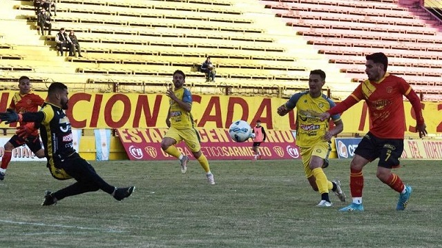 Federal A: Sarmiento la peleó con uno menos pero no pudo triunfar ante Crucero