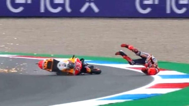 Marc Márquez sufrió una violenta caída a 130 km/h y se enfureció con su equipo (Video)