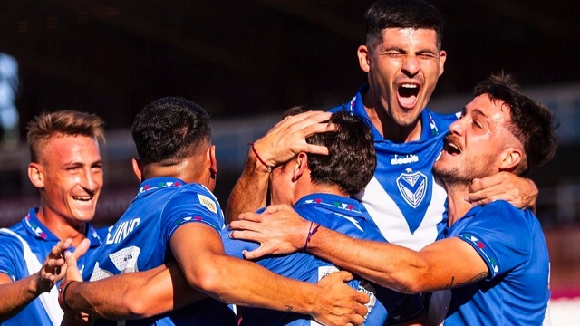 Vélez rescató un punto en su visita a Barracas Central