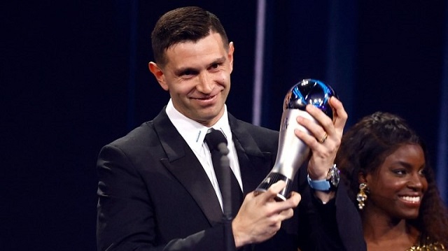 "Dibu" Martínez recibió el premio The Best al mejor arquero del mundo