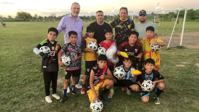 El IDCH entregó elementos deportivos al Club Tirol Unidos 