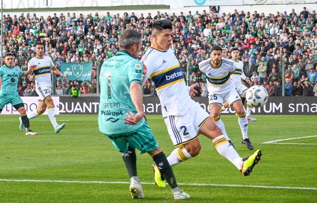 Benedetto falló un penal sobre el final y Boca cayó en su visita a Sarmiento