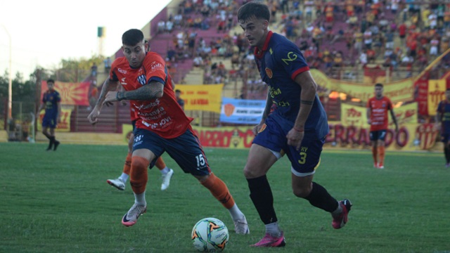 Federal A: Sarmiento no pudo contra un arbitraje indignante de Ceballos